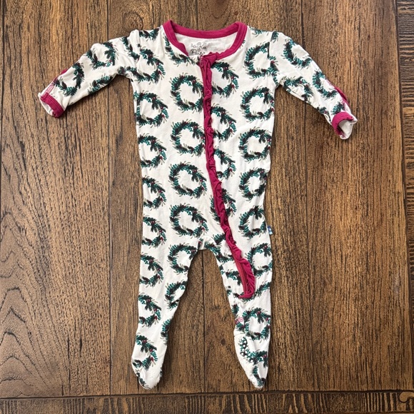 Kickee Pants Other - Kickee Pants Festive Wreath Footie with Red Trim